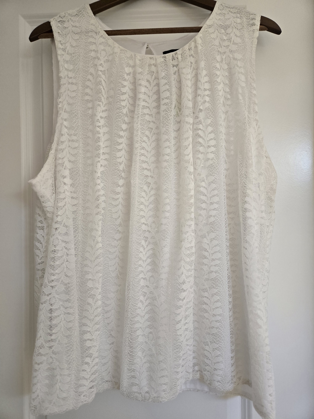 Liz Claiborne White Lace Leaf-Pattern Sleeveless Camisole